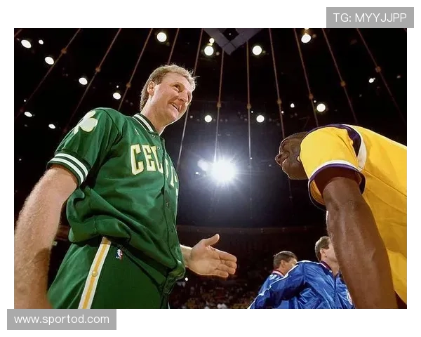 查尔斯·巴克利篮下强攻拉开与拉里·伯德篮板对比差异明显