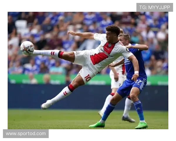 前插撕开后防的坎通纳，与现代高位前锋角色大不同